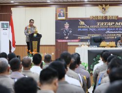 Kunjungan Kerja Ke Polres Bone, Kapolda Sulawesi Selatan berikan arahan kepada Personel Polres Bone.