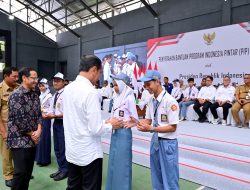 Mendikbudristek Dampingi Presiden Serahkan Bantuan Program Indonesia Pintar Tahun 2024