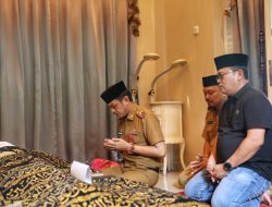 Melayat ke Rumah Duka, PJ Sekda Doakan Ibunda Kabag Tapem