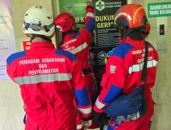 Damkar Makassar Sigap Selamatkan Ibu Terjebak Lift di Puskesmas Kassi Kassi