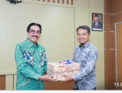 PENYERAHAN LKPD TAHUN 2023 OLEH PJ BUPATI BOMBANA KEPADA BPK PERWAKILAN PROV SUL-TRA 