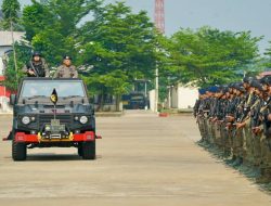 Wadankorbrimob Pimpin Upacara Penutupan Latpraops dan Pemberangkatan Pasukan BKO Polda Papua