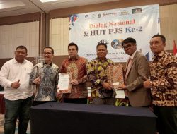 KAPOLDA KEPRI TERIMA PENGHARGAAN PJS AWARD JAKARTA