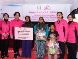 Kunjungi Posko Pengungsian Banjir Bandang, Ketum Bhayangkari beri Bantuan dan Trauma Healing 