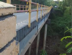 Jembatan Langkoala Kecamatan Lantarijaya Kabupaten Bombana Sultra Kondisinya Memprihatinkan