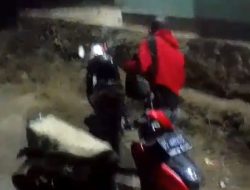 Musafir Menyoroti Mesjid Saat Mau Berwudhu di Dusun Wanuaura