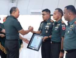 Dandim 1431/Bombana Terima Penghargaan dari Pangdam XIV/Hsn pada Rapim TA 2025
