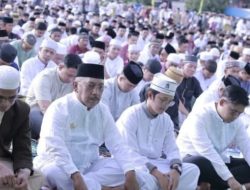 Bupati Bombana dan Istri Tercinta, Tunaikan Sholat Idul Fitri di Alun-Alun Masjid Agung Nurul Iman Kasipute