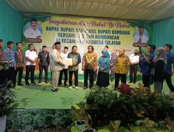 Bupati Bombana Tunaikan Program 100 Hari Kerja dengan Menyerahkan BLT Dana Desa Se Pulau Kabaena