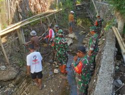 Cegah Banjir, Babinsa Koramil 1431-02/Kabaena Laksanakan Karya Bakti Pembersihan Drainase bersama Kades