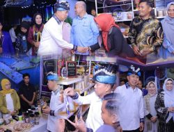 Gubernur Sultra Kunjungi Stand Pameran Kabupaten Bombana, Apresiasi Keragaman Produk Lokal dan Semangat UMKM