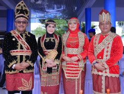 Kompak Kenakan Busana Adat Moronene, Bupati dan Wakil Bupati Bombana Warnai Upacara Peringatan HUT Sultra ke-61