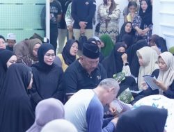 Bupati Bombana Ir. H. Burhanuddin, M.Si dan Ibu Hj. Fatmawati Kasim Marewa, S.Sos Melayat ke Rumah Duka Almarhum Abdul. Jalil, Mantan Anggota DPRD Bombana