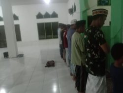 Personel Satgas TMMD, Laksanakan Sholat Magrib Berjamaah dengan Warga di Masjid Al-Mujahidin