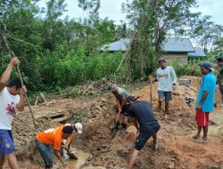 Lanjutkan Penggalian Tempat Pembuatan Dekker, Personel Satgas TMMD dan Masyarakat Bahu Membahu