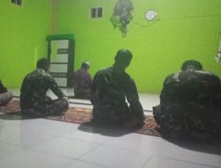 Laksanakan Sholat Magrib Berjamaah, Langkah Personel Satgas TMMD Manunggal dengan Masyarakat