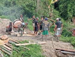 Hari ke Enam Satgas TMMD 124, Pasang Pondasi Jembatan Kolombi Dibantu Masyarakat