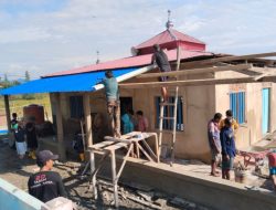 Kolaborasi Masyarakat dan  Satgas TMMD ke-124, Bantu Pasang Atap Teras Masjid Al-Mukmin