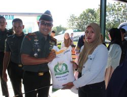 Dandim 1431/Bombana Bersama Perum Bulog Salurkan Bantuan Pangan Beras serta SPHP
