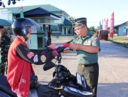 Semarak HUT RI ke-80, Kodim Bombana Bagikan Bendera kepada Pengguna Jalan