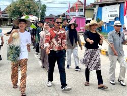 Mahasiswa KKN Tapuahi dan Lauru Bersama Pemuda Meriahkan Gerak Jalan HUT RI ke-80 di Bombana