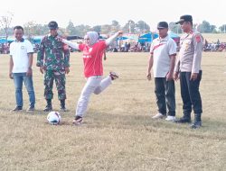 Semangat 19 Tahun: Desa La’ea Rayakan HUT dengan  Sepak Bola, Ditandai Tendangan Simbolis oleh Kades Marwah